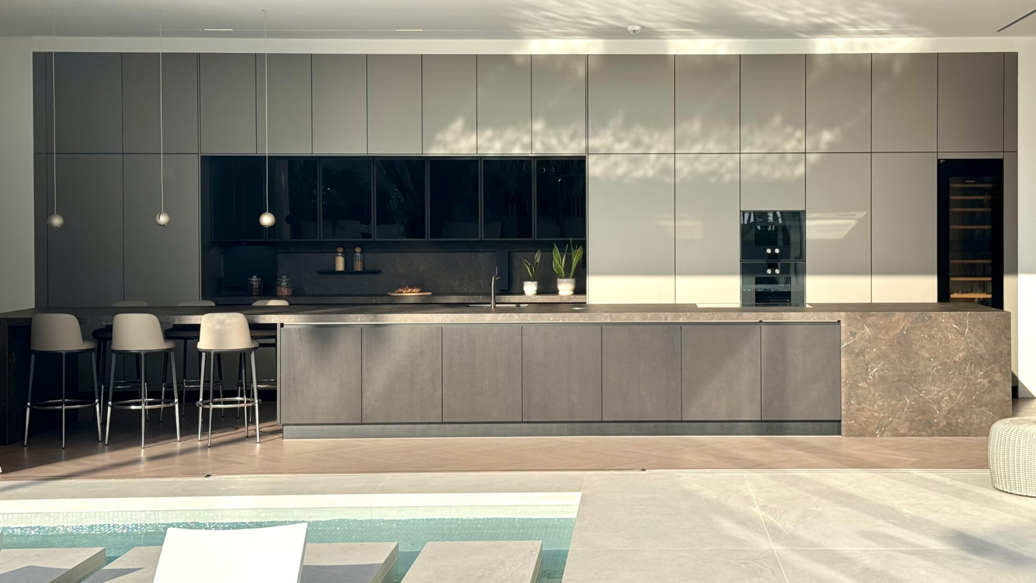 Sculpted Elegance in Pearl Jumeirah